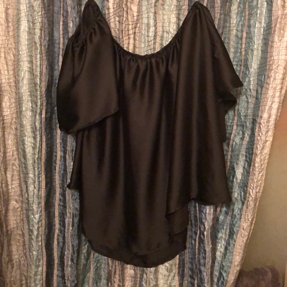 🔥Host Pick 11/18🔥Curvy Off Shoulder Satin Top - Picture 2 of 4